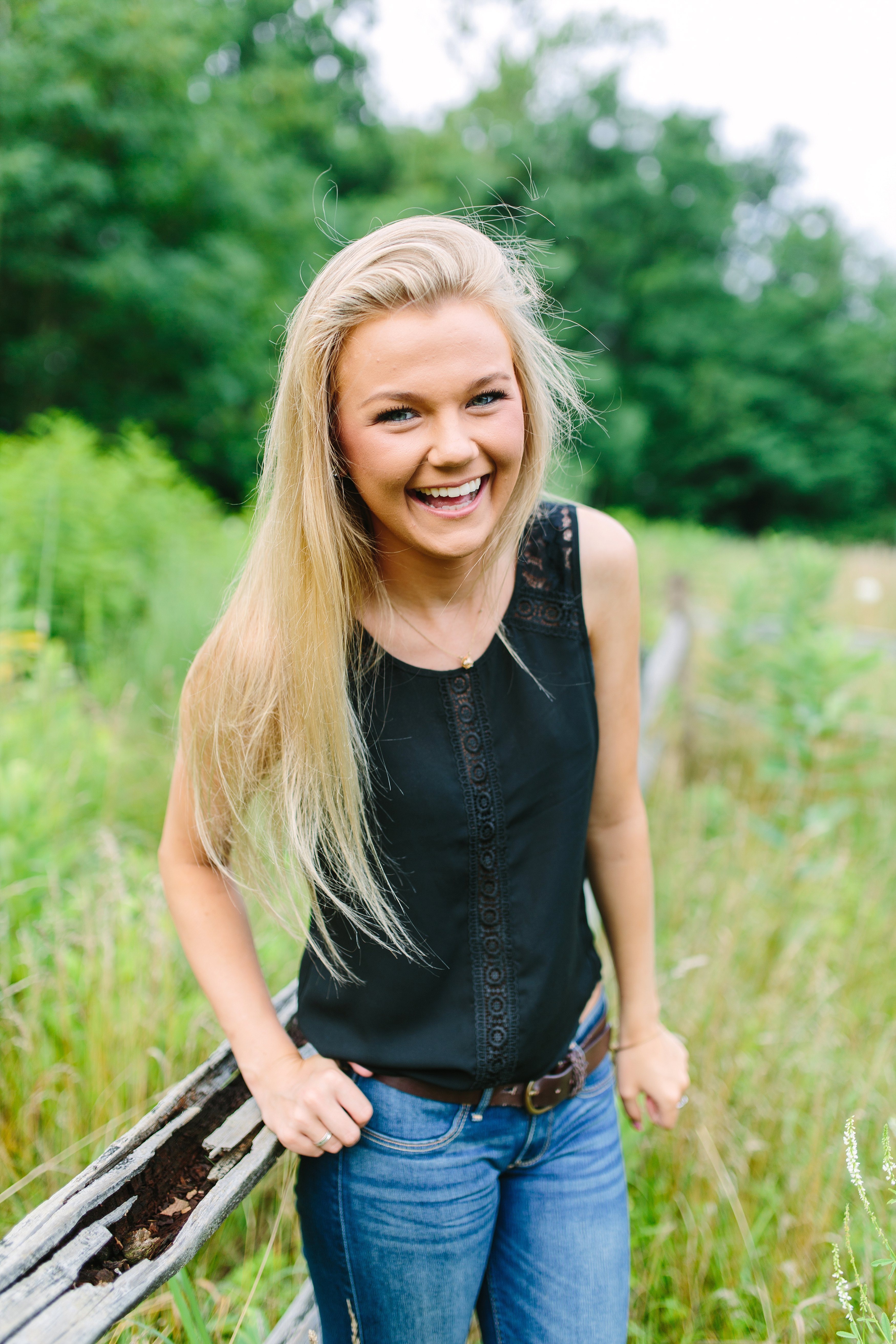 Natalie Arlington Grassy Field Senior Shoot_0924.jpg