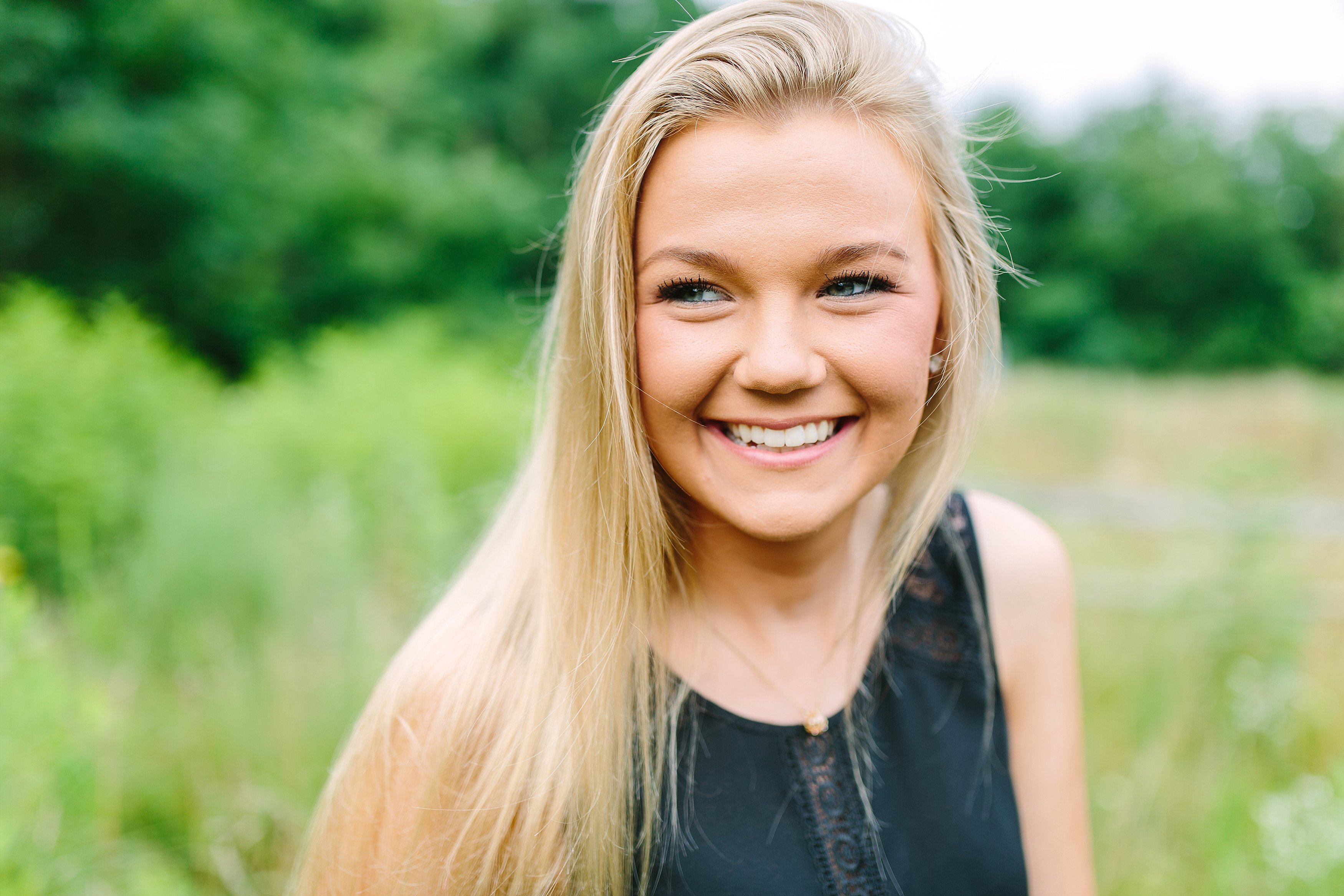 Natalie Arlington Grassy Field Senior Shoot_0925.jpg