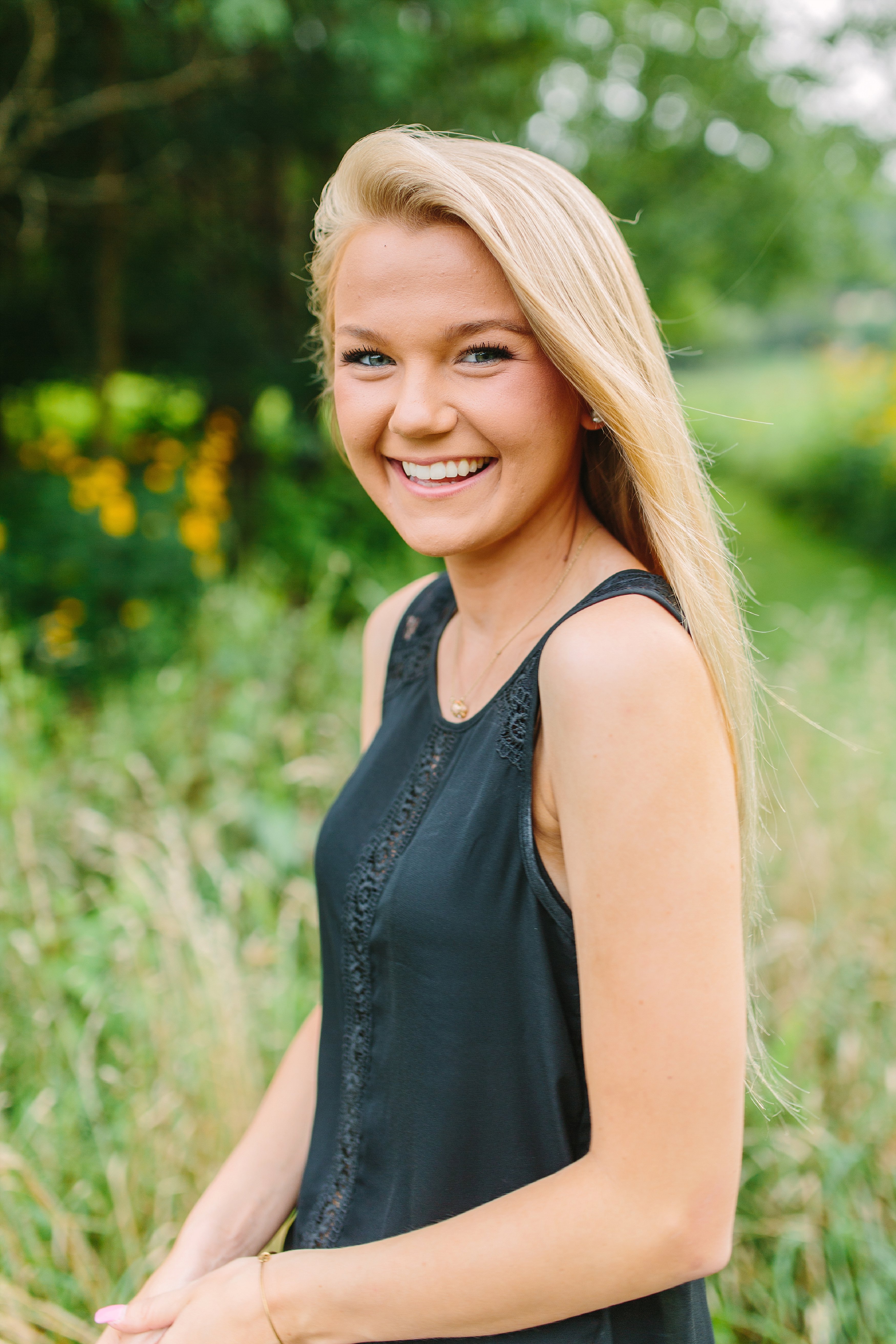 Natalie Arlington Grassy Field Senior Shoot_0930.jpg