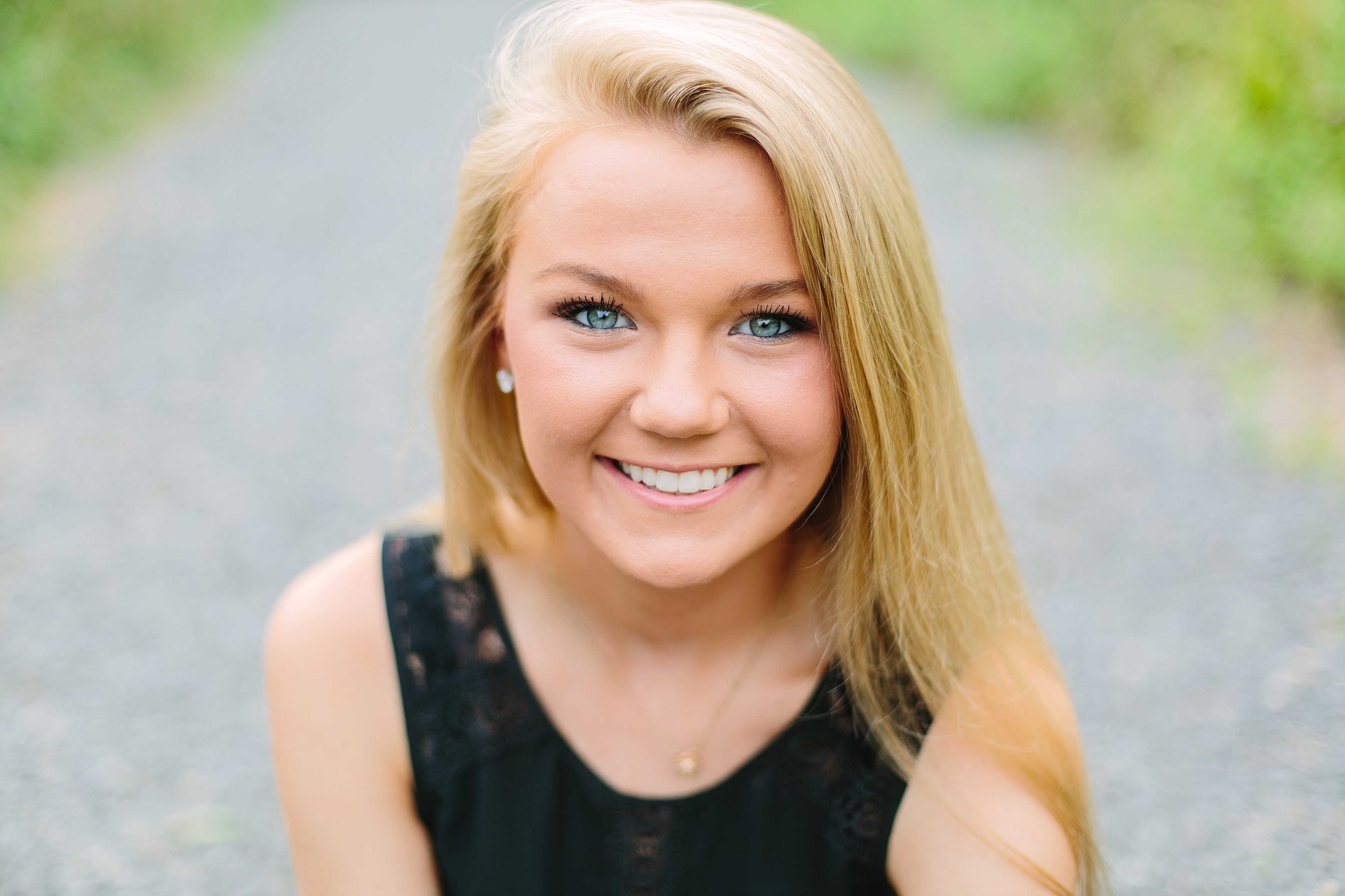 Natalie Arlington Grassy Field Senior Shoot_0931.jpg