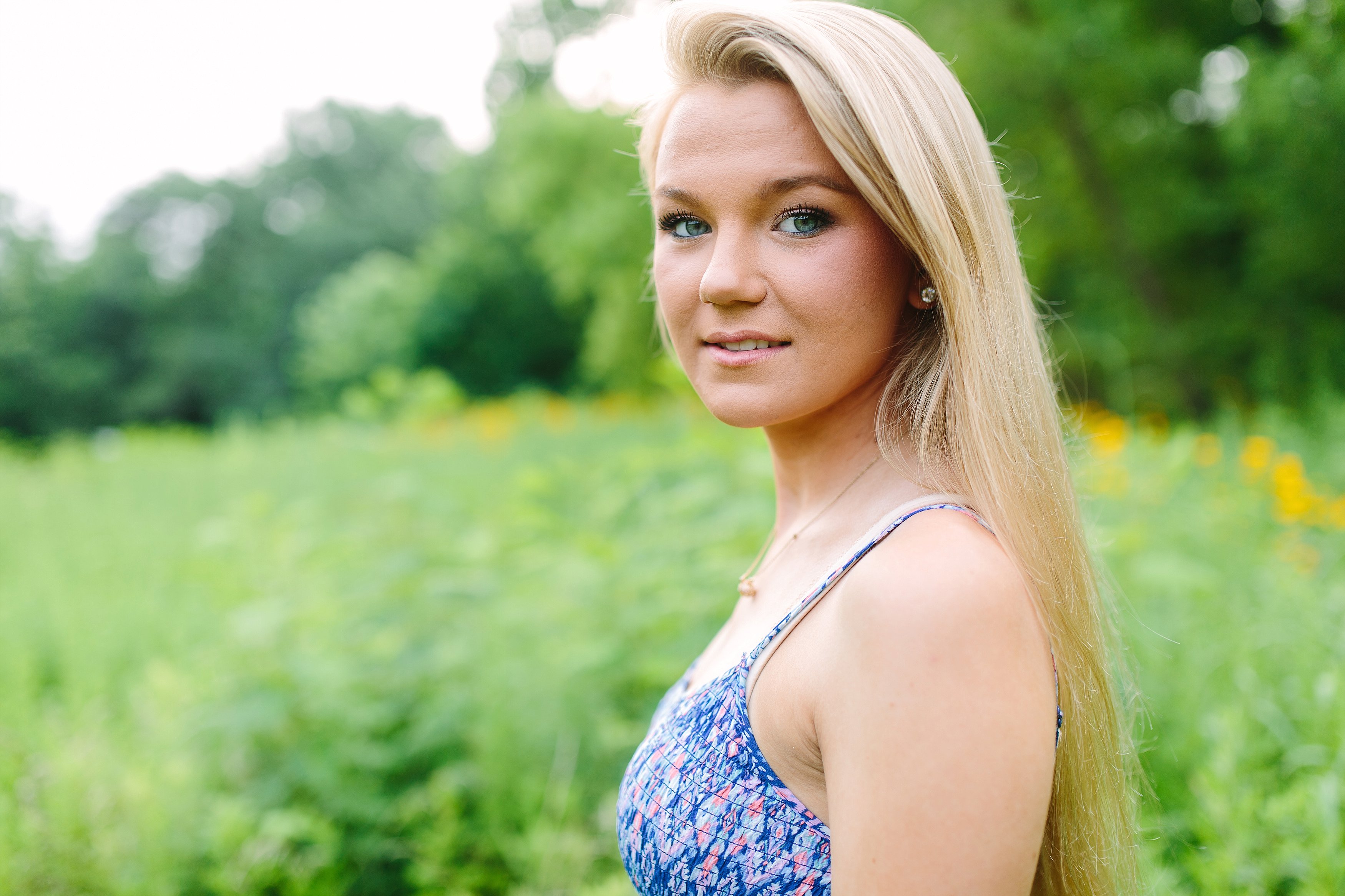 Natalie Arlington Grassy Field Senior Shoot_0934.jpg