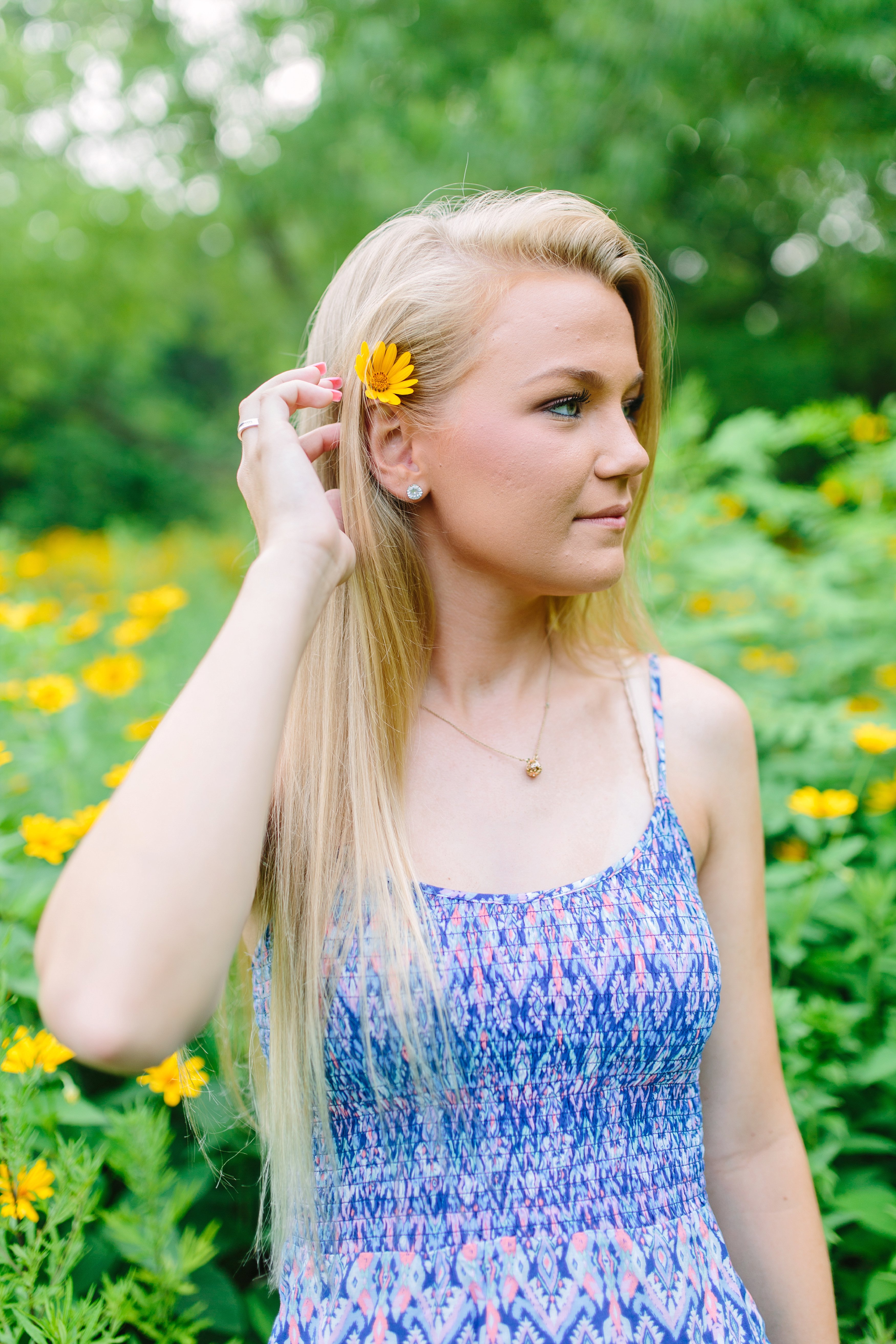 Natalie Arlington Grassy Field Senior Shoot_0939.jpg