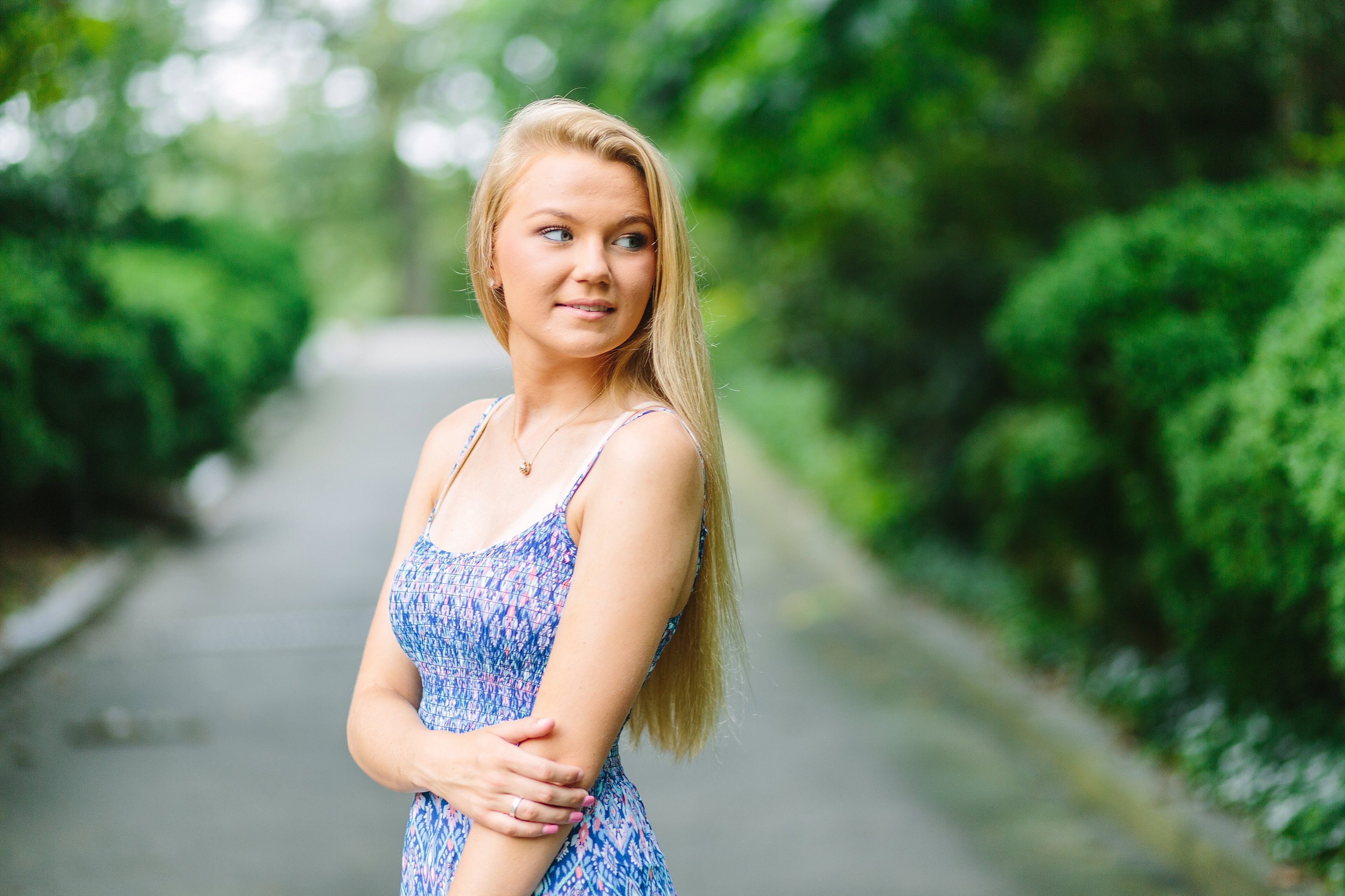 Natalie Arlington Grassy Field Senior Shoot_0945.jpg