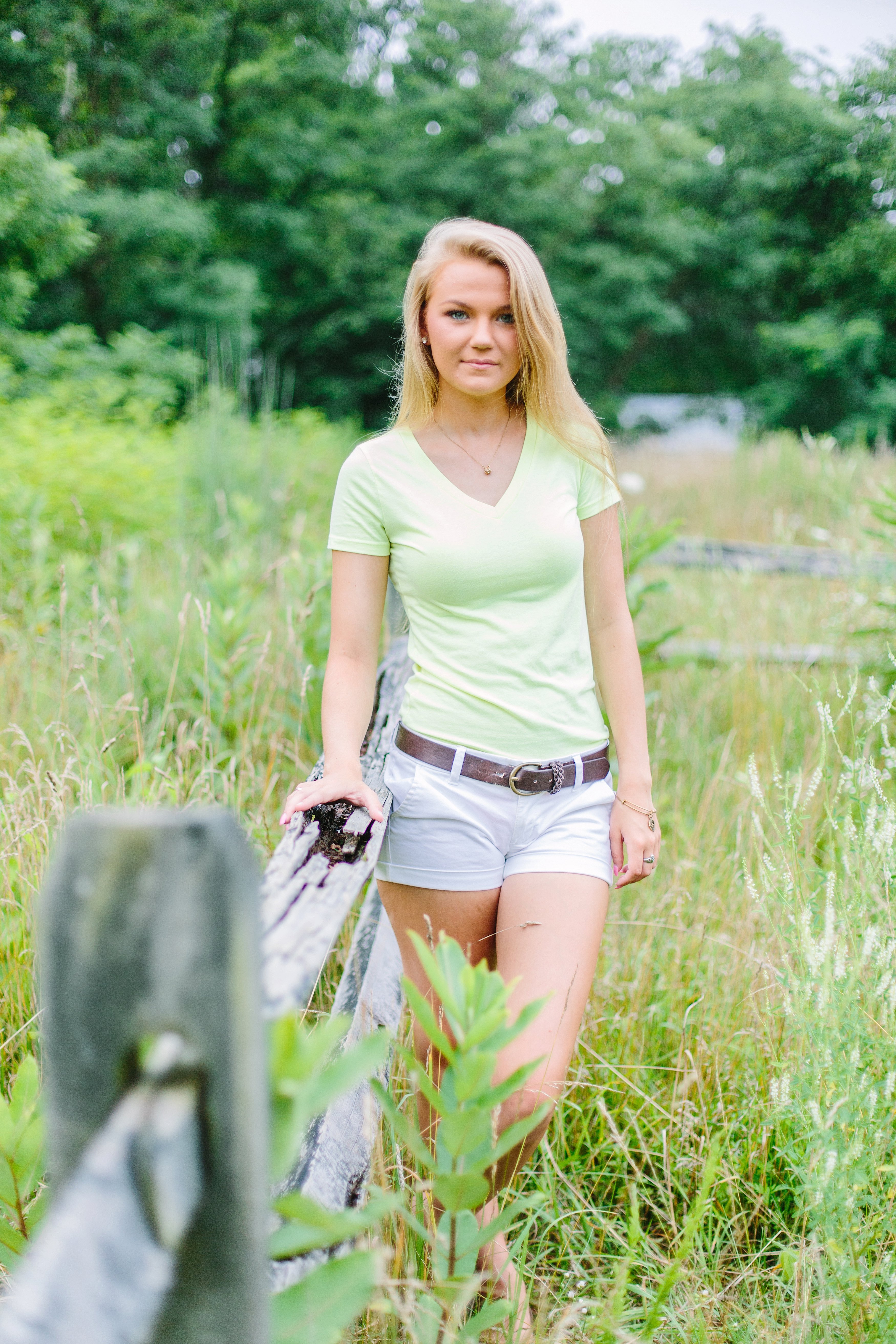 Natalie Arlington Grassy Field Senior Shoot_0951.jpg