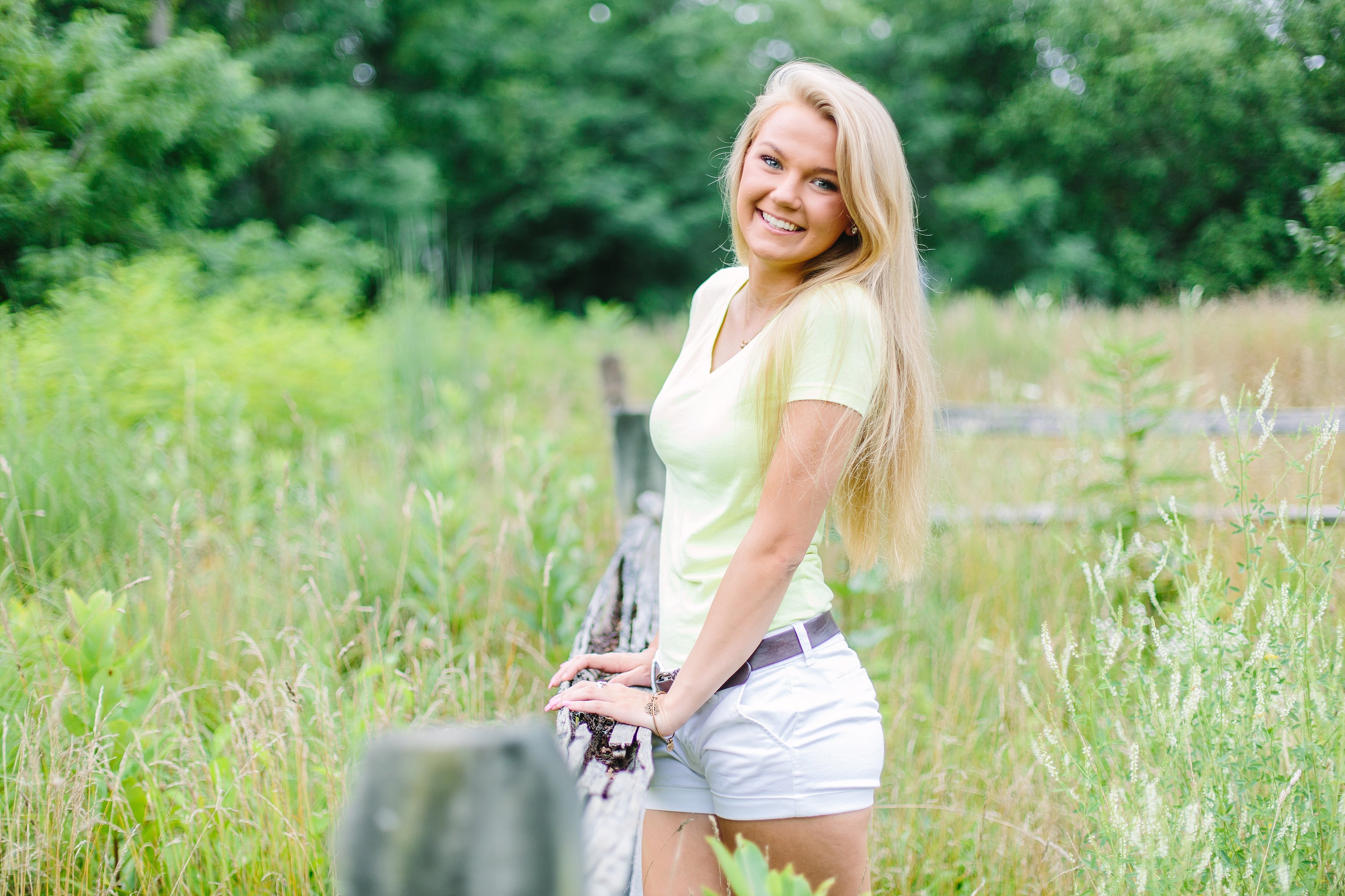 Natalie Arlington Grassy Field Senior Shoot_0952.jpg