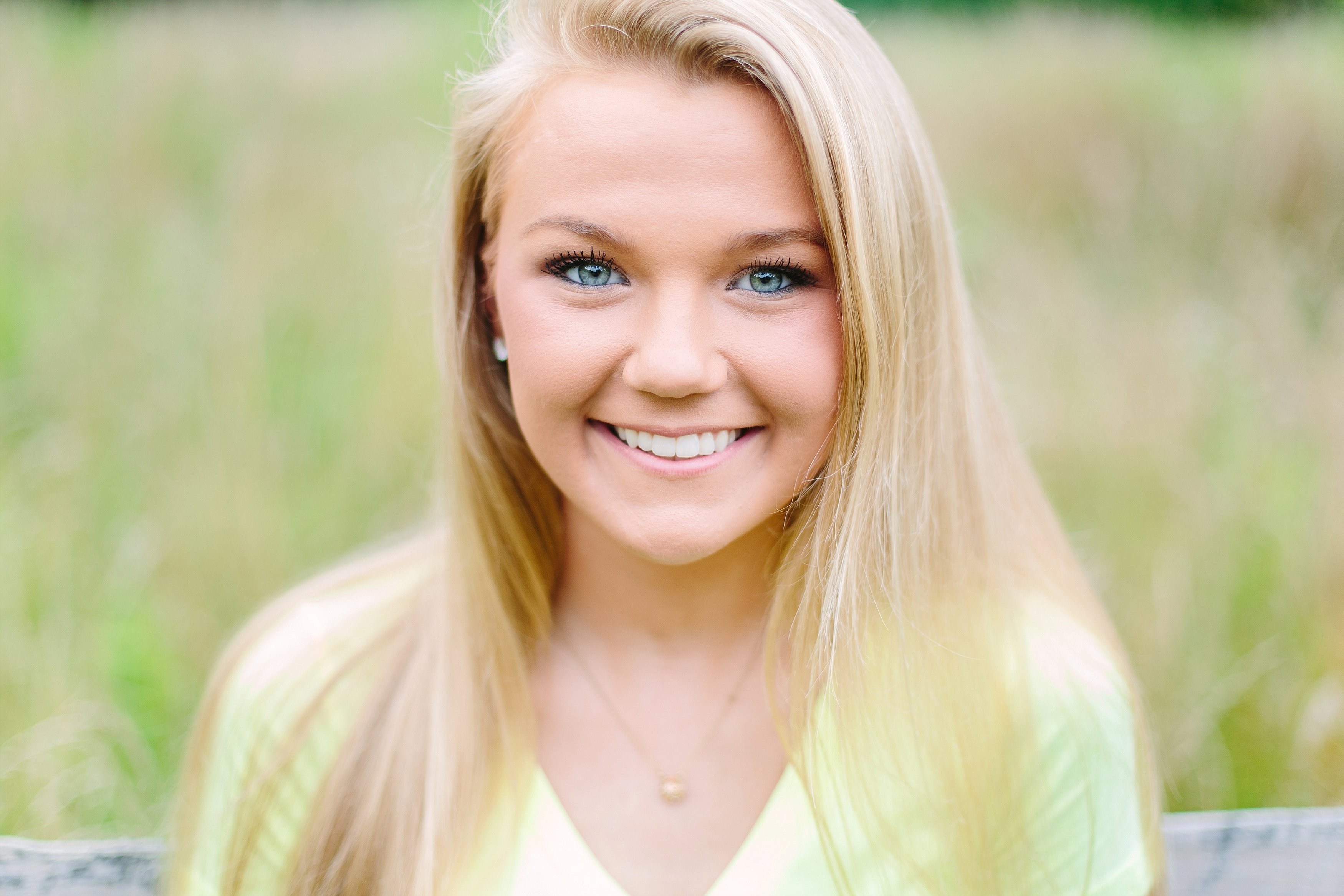 Natalie Arlington Grassy Field Senior Shoot_0954.jpg